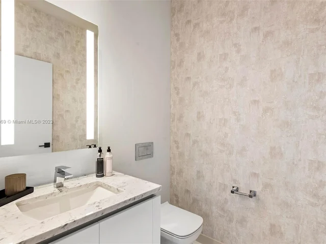 68 SE 6th Street, Miami FL 33131