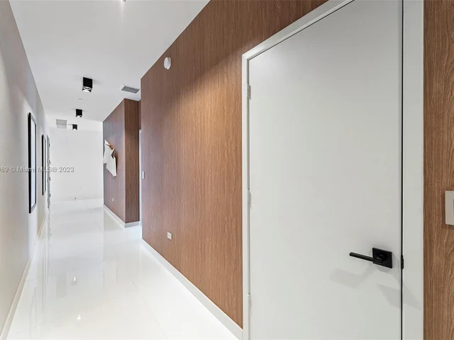 68 SE 6th Street, Miami FL 33131