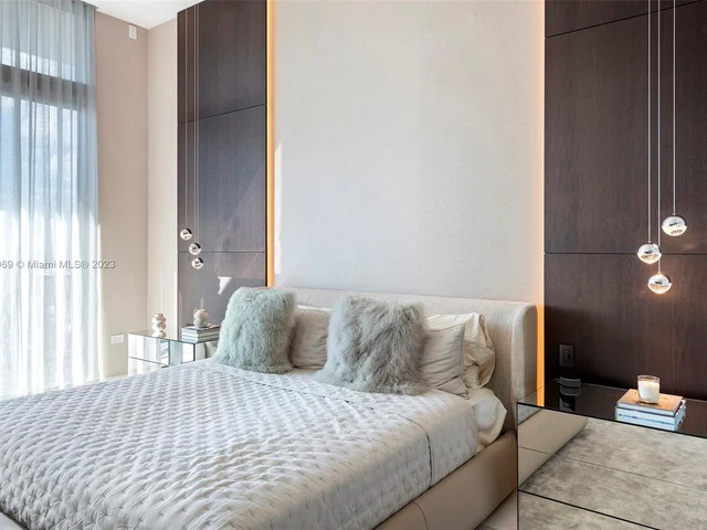 68 SE 6th Street, Miami FL 33131