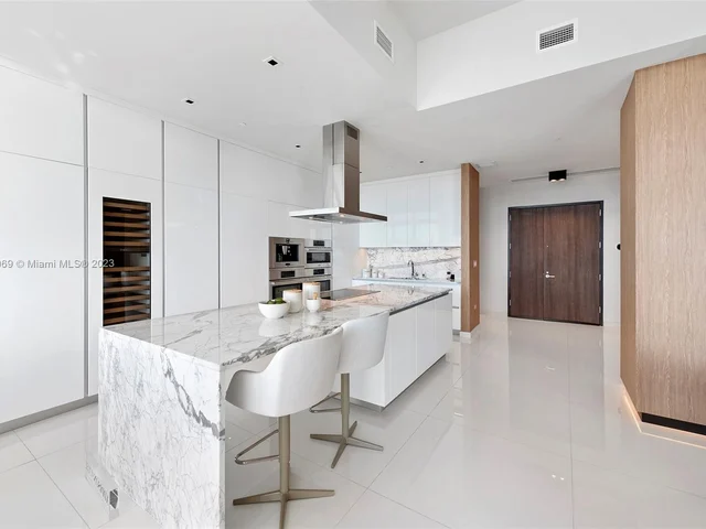 68 SE 6th Street, Miami FL 33131