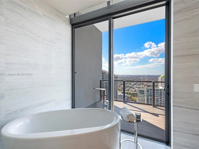 68 SE 6th Street, Miami FL 33131