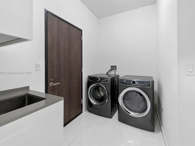 68 SE 6th Street, Miami FL 33131