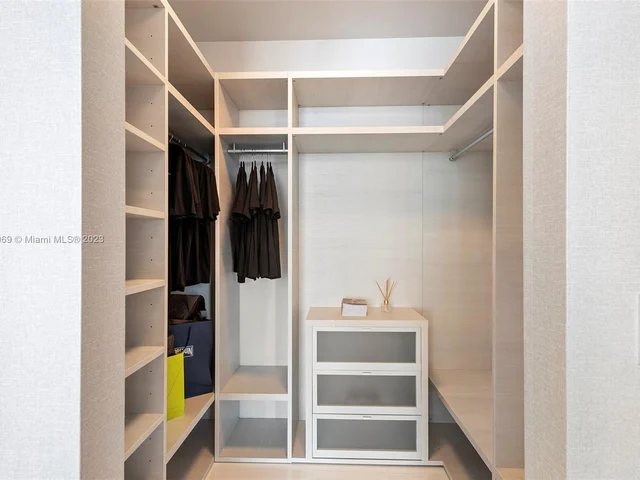 68 SE 6th Street, Miami FL 33131