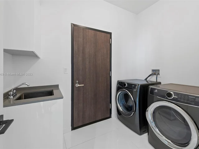 68 SE 6th Street, Miami FL 33131