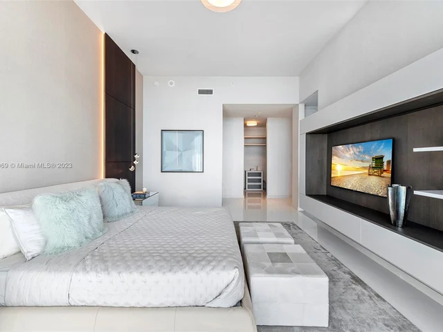 68 SE 6th Street, Miami FL 33131