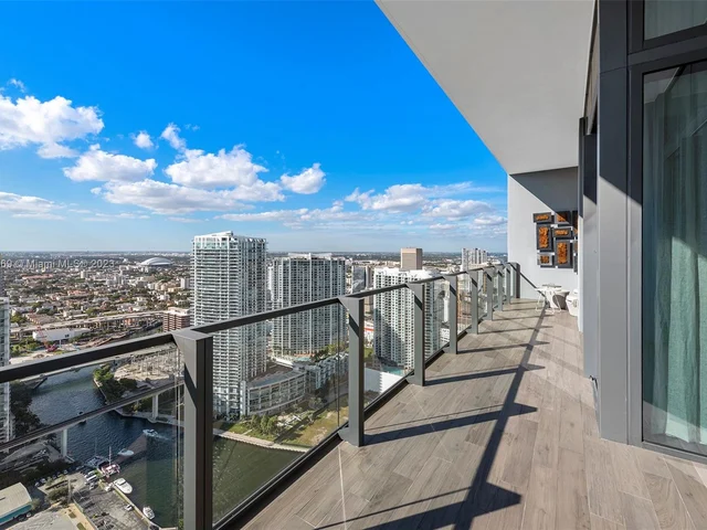 68 SE 6th Street, Miami FL 33131