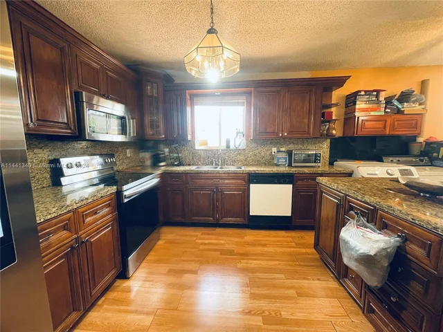 3530 W 72nd St, Hialeah FL 33018