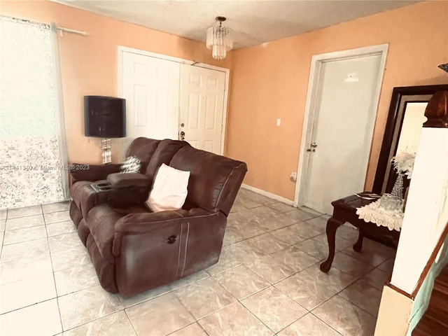 3530 W 72nd St, Hialeah FL 33018