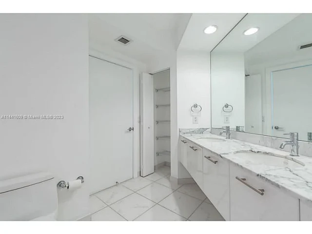 500 BRICKELL AV # 2910, Miami FL 33131
