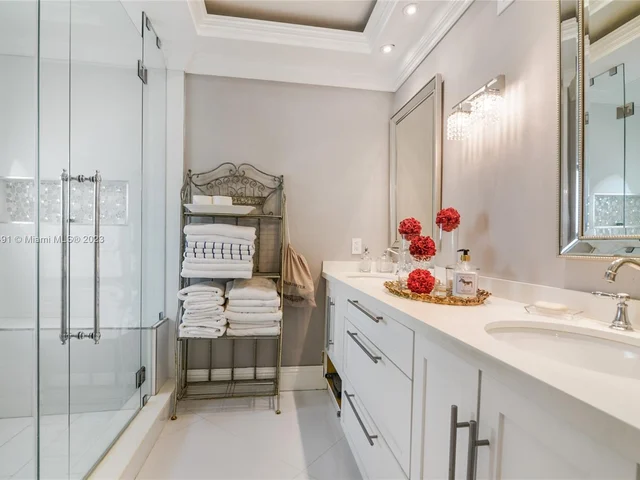 1000 W Island Blvd, Aventura FL 33160