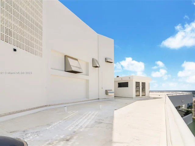 1000 W Island Blvd, Aventura FL 33160