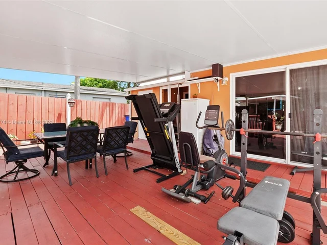 425 SW 64th Ter, Margate FL 33068