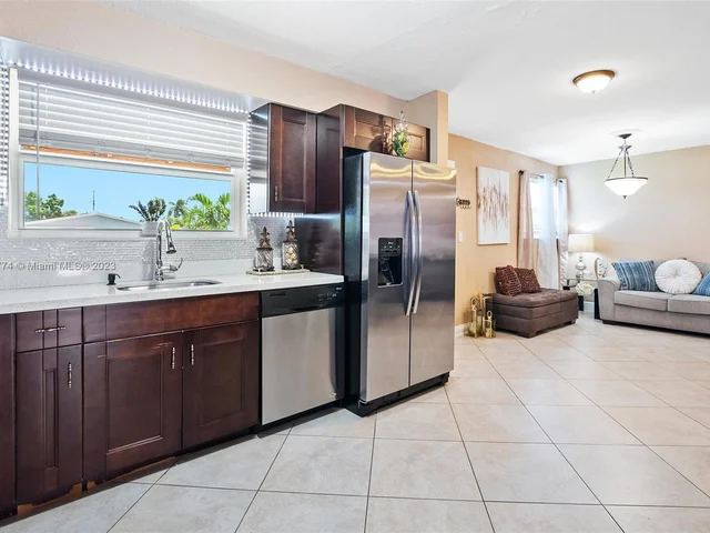 425 SW 64th Ter, Margate FL 33068