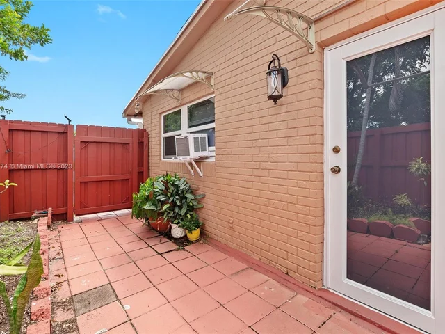 425 SW 64th Ter, Margate FL 33068