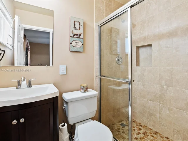 425 SW 64th Ter, Margate FL 33068