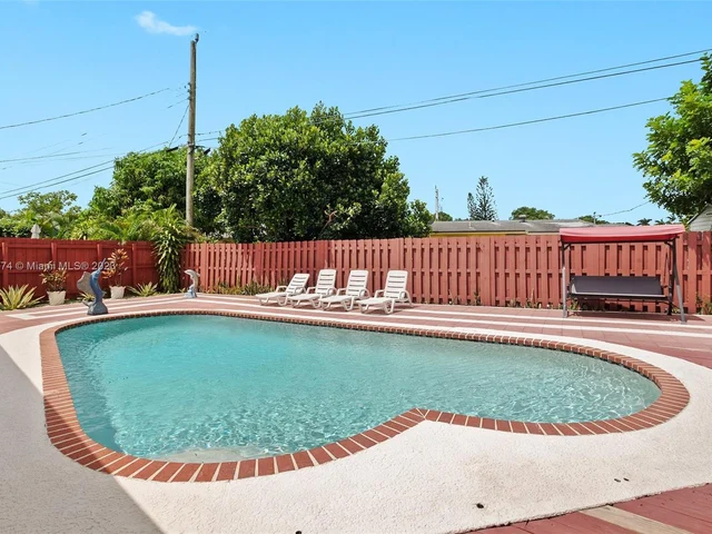 425 SW 64th Ter, Margate FL 33068