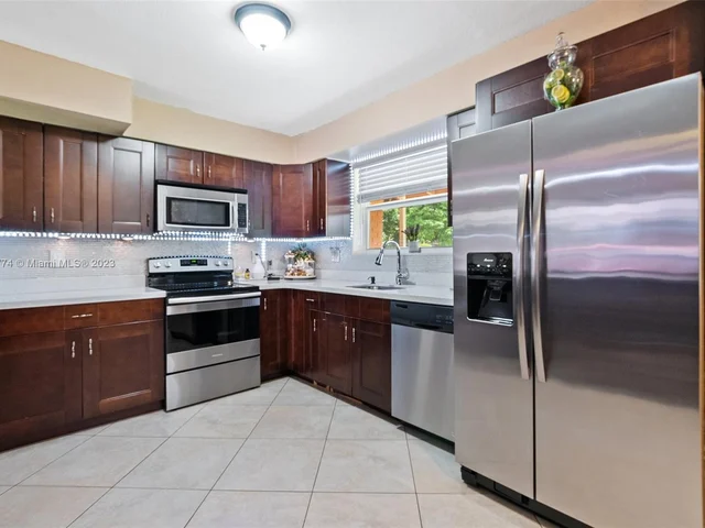 425 SW 64th Ter, Margate FL 33068