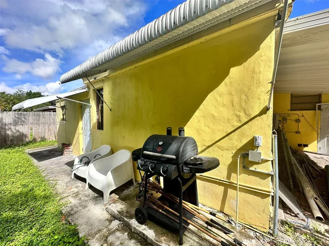 1366 NW 75th St, Miami FL 33147