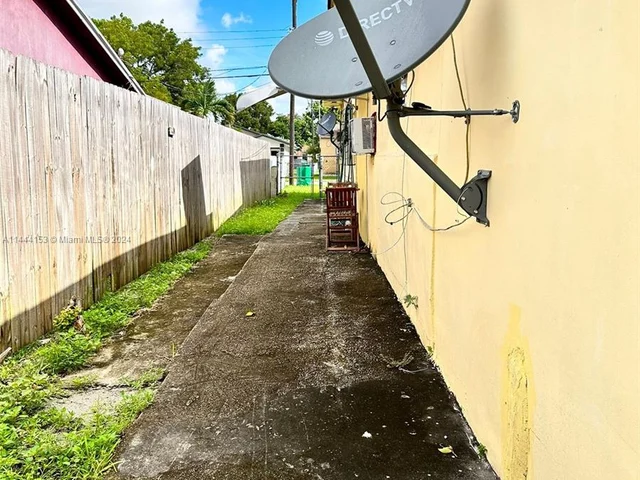 1366 NW 75th St, Miami FL 33147