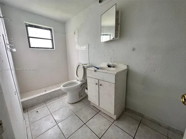 1366 NW 75th St, Miami FL 33147