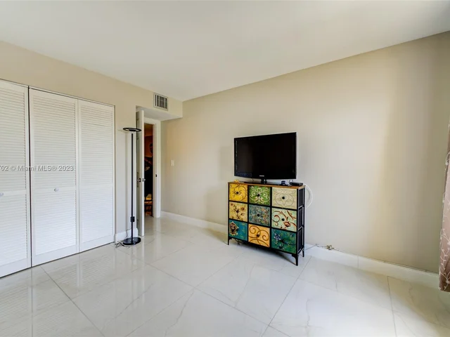 2222 NE 7th St # 12, Hallandale Beach FL 33009