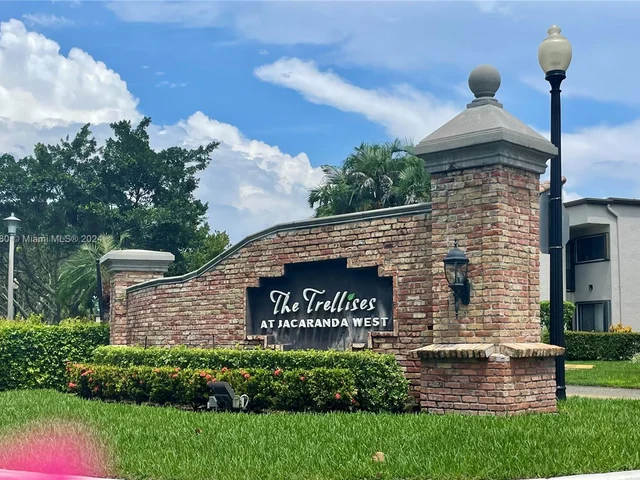 960 Mockingbird Ln # 621, Plantation FL 33324