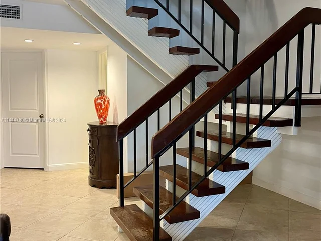 960 Mockingbird Ln # 621, Plantation FL 33324