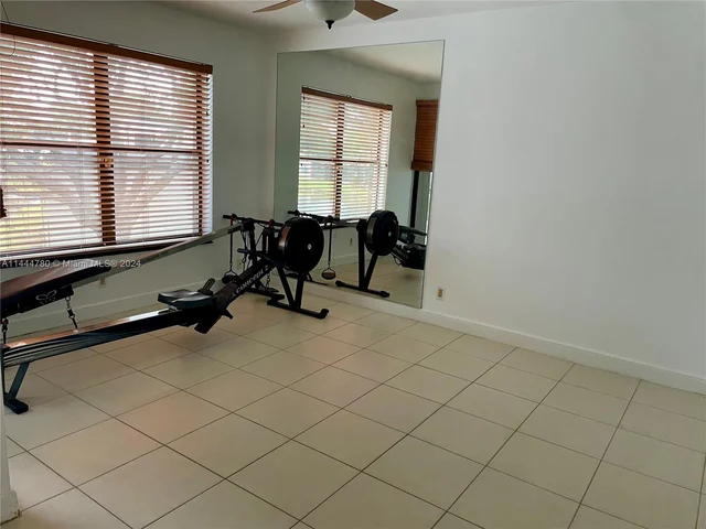 960 Mockingbird Ln # 621, Plantation FL 33324