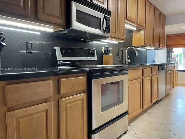 960 Mockingbird Ln # 621, Plantation FL 33324