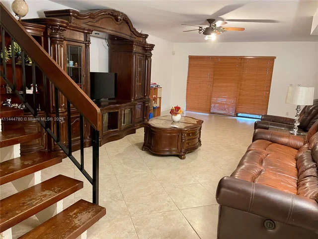 960 Mockingbird Ln # 621, Plantation FL 33324