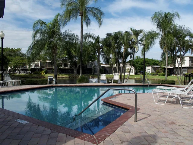 960 Mockingbird Ln # 621, Plantation FL 33324