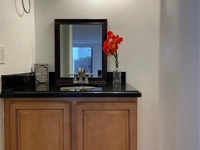 960 Mockingbird Ln # 621, Plantation FL 33324