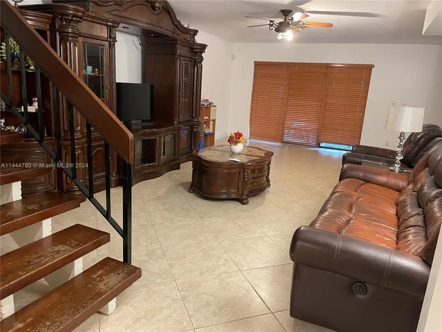 960 Mockingbird Ln # 621, Plantation FL 33324