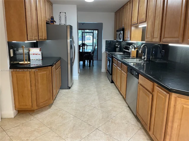 960 Mockingbird Ln # 621, Plantation FL 33324