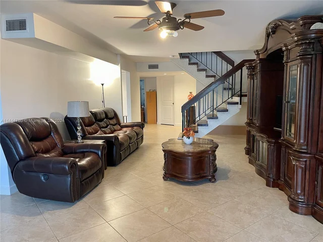 960 Mockingbird Ln # 621, Plantation FL 33324