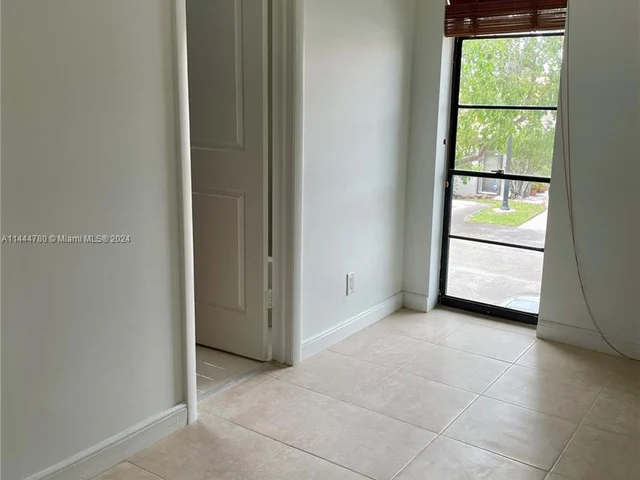 960 Mockingbird Ln # 621, Plantation FL 33324