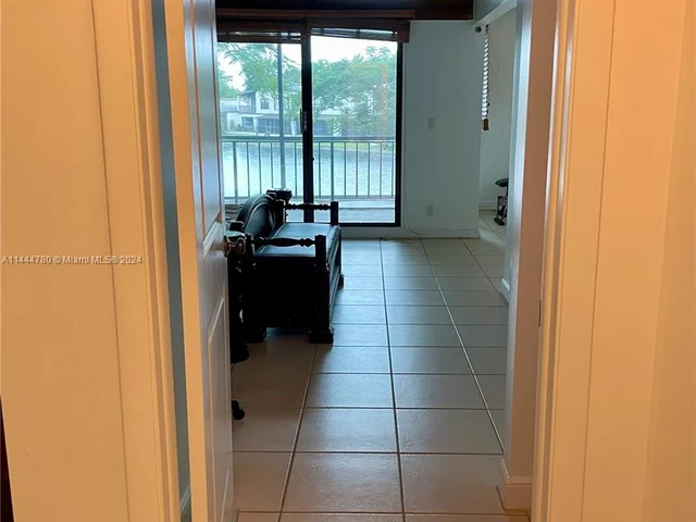 960 Mockingbird Ln # 621, Plantation FL 33324