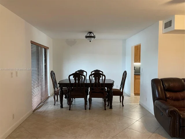 960 Mockingbird Ln # 621, Plantation FL 33324