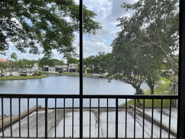 960 Mockingbird Ln # 621, Plantation FL 33324