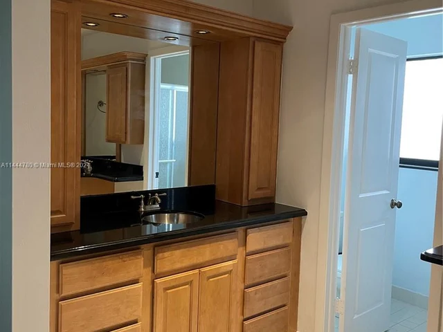 960 Mockingbird Ln # 621, Plantation FL 33324