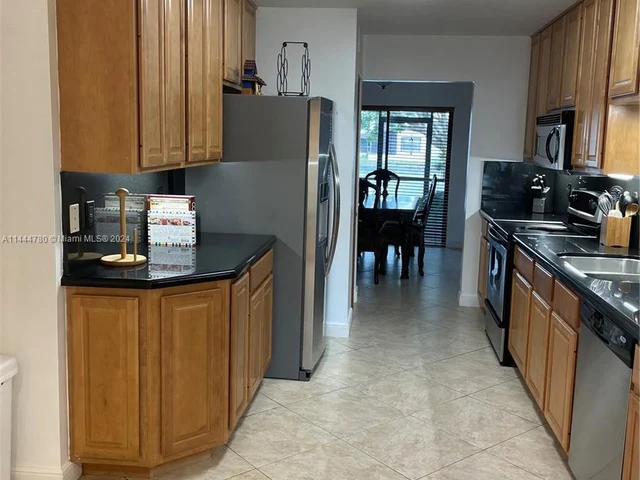 960 Mockingbird Ln # 621, Plantation FL 33324