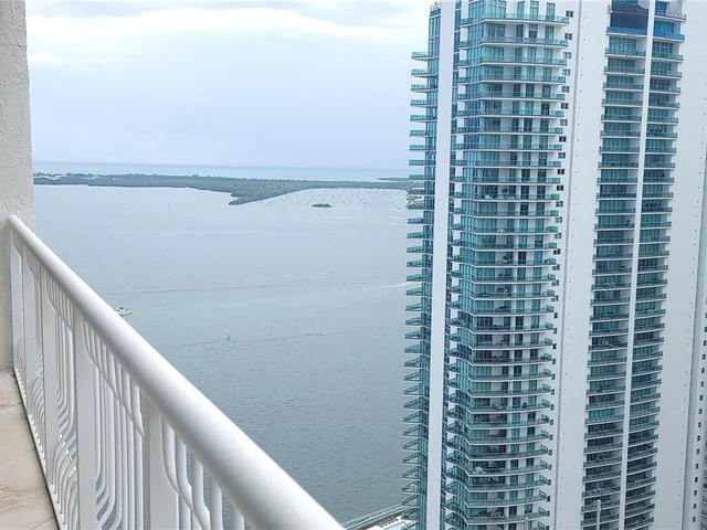 1200 Brickell Bay Dr, Miami FL 33131