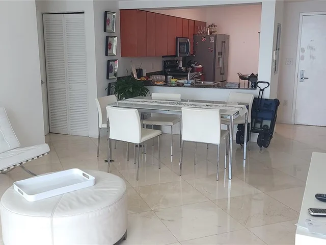 1200 Brickell Bay Dr, Miami FL 33131