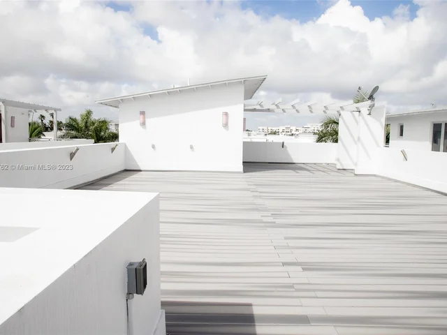 3335 NW 82nd Ct, Doral FL 33122