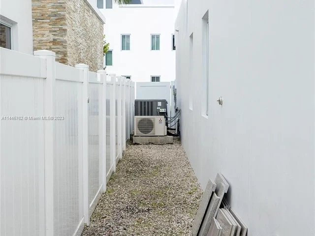 3335 NW 82nd Ct, Doral FL 33122