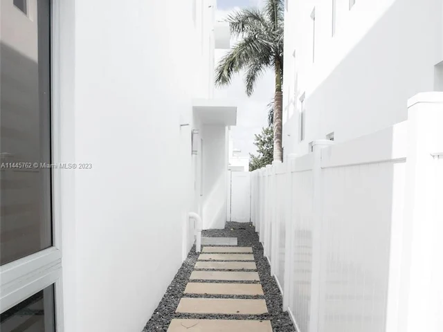 3335 NW 82nd Ct, Doral FL 33122