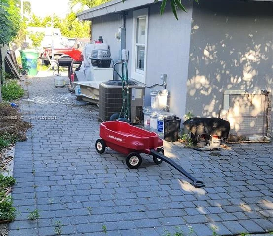 150 NW 17th Ct, Miami FL 33125