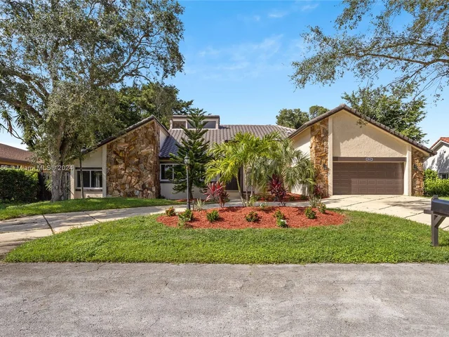 8881 N Lake Dasha Dr, Plantation FL 33324