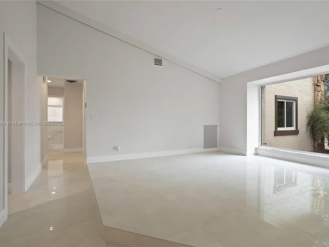 8881 N Lake Dasha Dr, Plantation FL 33324