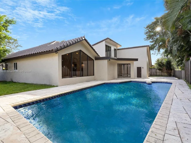 8881 N Lake Dasha Dr, Plantation FL 33324